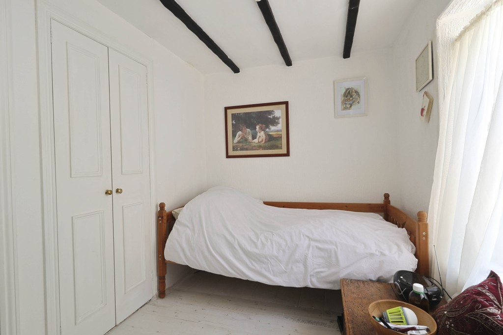 Lot: 183 - MID-TERRACE PROPERTY ARRANGED OVER THREE FLOORS IN POPULAR LOCATION - Bedroom two